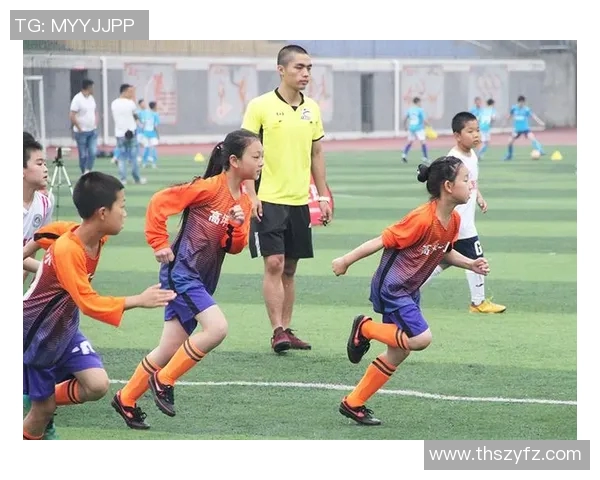 失去父亲的少女在绿茵场上追逐梦想成为足球明星的感人故事